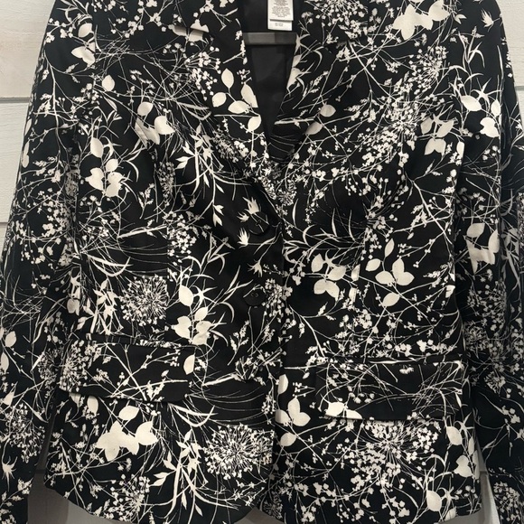 Villager Black and White Floral Blazer in size 6. Great condition! - Picture 8 of 13